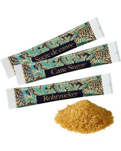 Brauner Zucker im Papierstäbchen