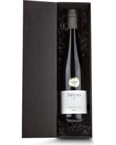 Weißwein im schwarzen Geschenkkarton